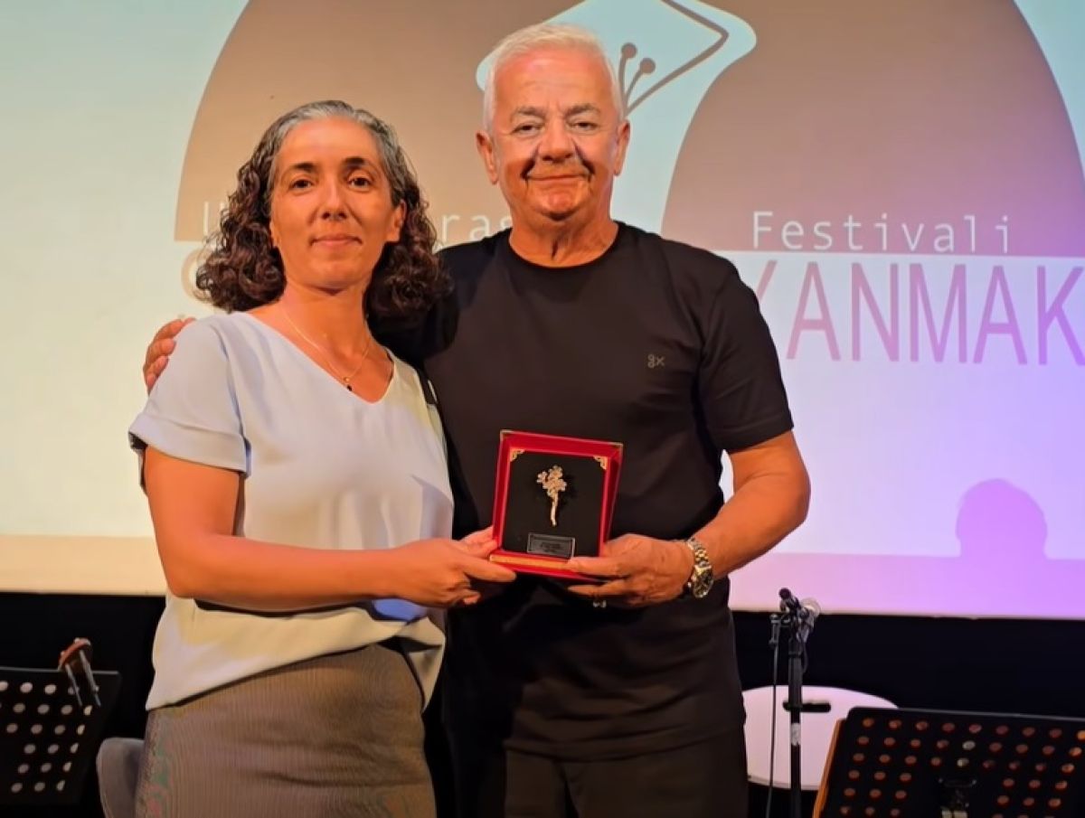 Zafer Algöz’e Kosova’da “Yılın Sanatçısı” Ödülü