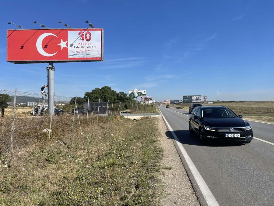 Priştine Havalimanı Yolunda 30 Ağustos Kutlaması
