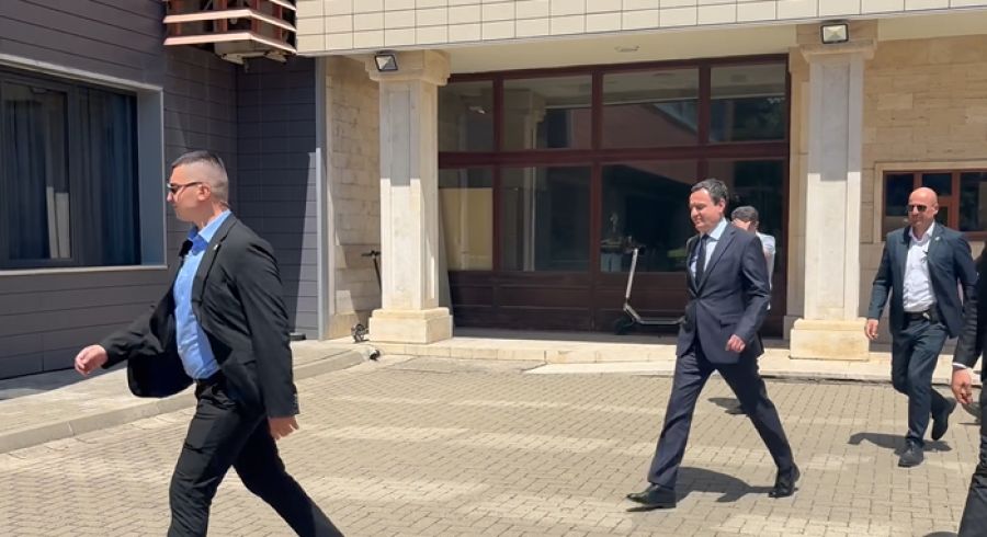 Kurti, Oturum Öncesi ve Sonrasında Gazetecilere Tek Kelime Etmedi