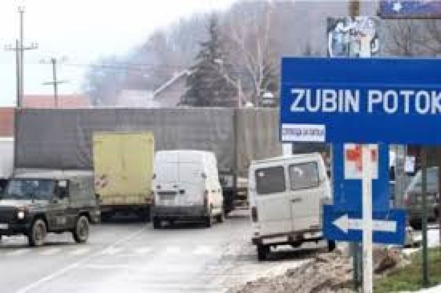 Zubin Potok'ta Bir El Bombası Patladı Bir Lokal ve İki Araç Zarar Gördü