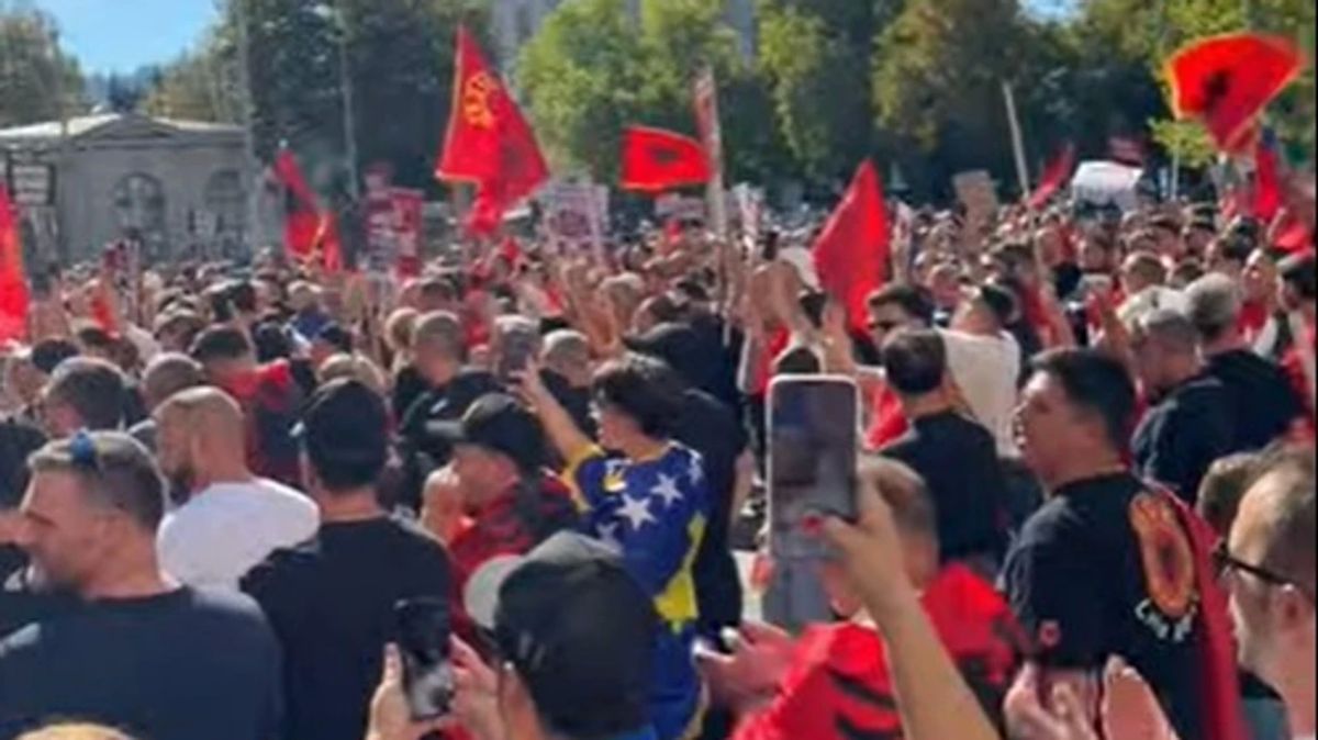 İsviçre'deki Arnavutlar UÇK'nin Eski Yöneticilerine Destek Verdi